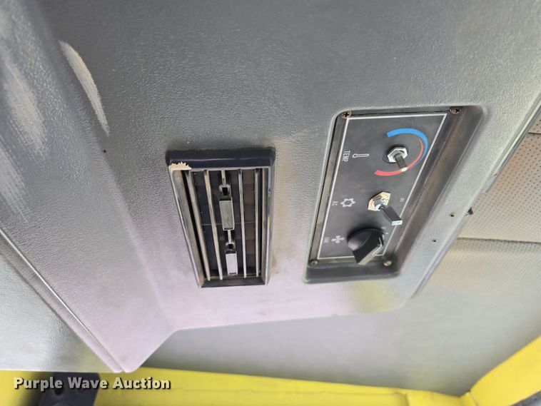 image for item DW3215 2004 Elgin Pelican Series P street sweeper truck