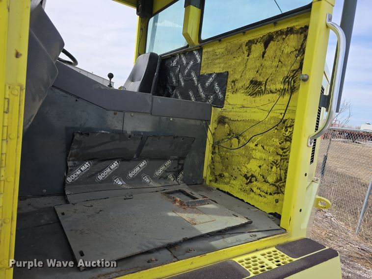 image for item DW3215 2004 Elgin Pelican Series P street sweeper truck