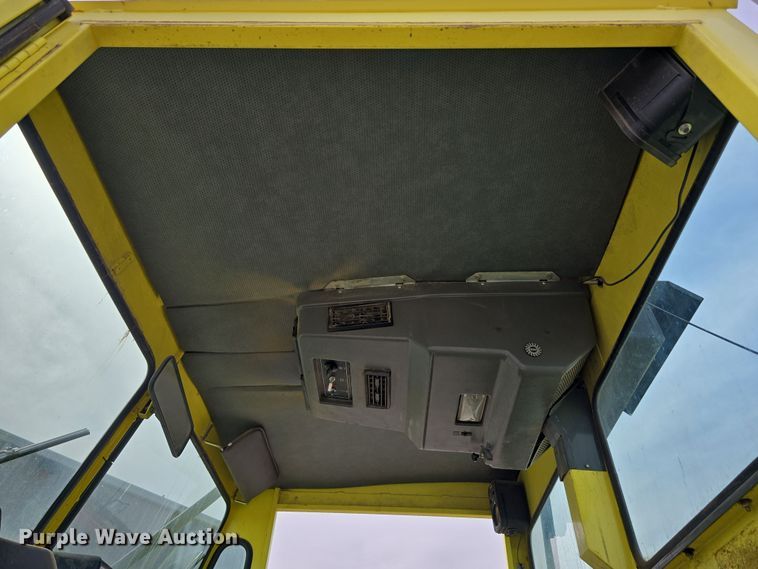 image for item DW3215 2004 Elgin Pelican Series P street sweeper truck