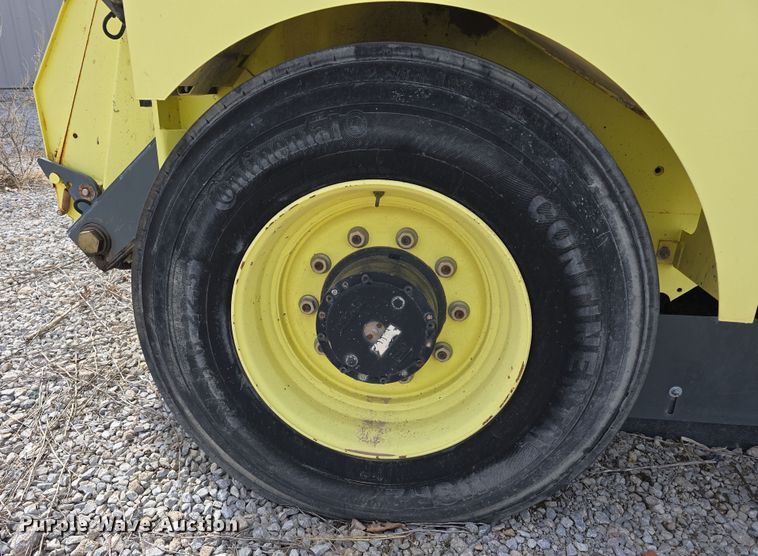 image for item DW3215 2004 Elgin Pelican Series P street sweeper truck