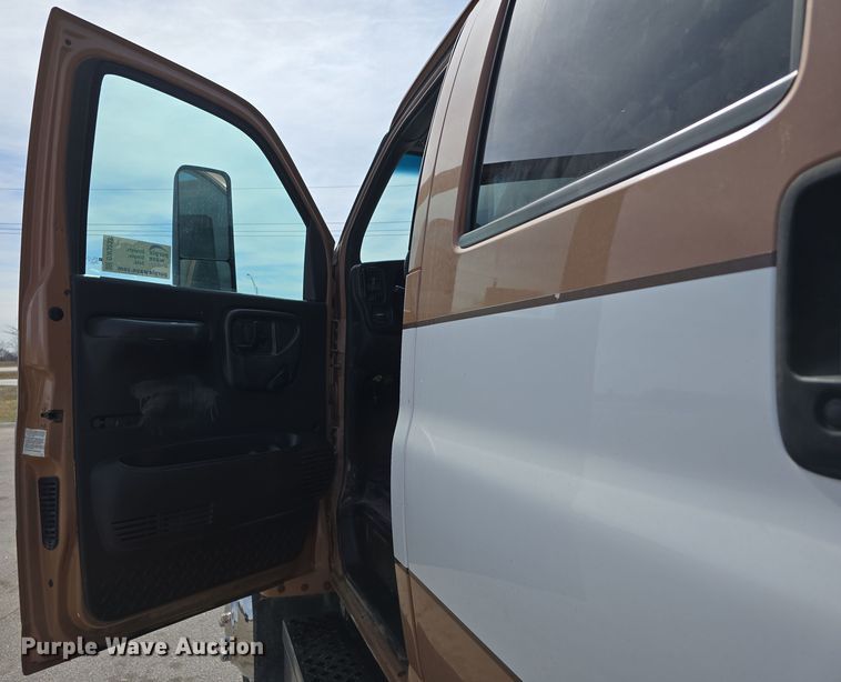 image for item DW3233 2004 GMC C6500 Crew Cab flatbed truck