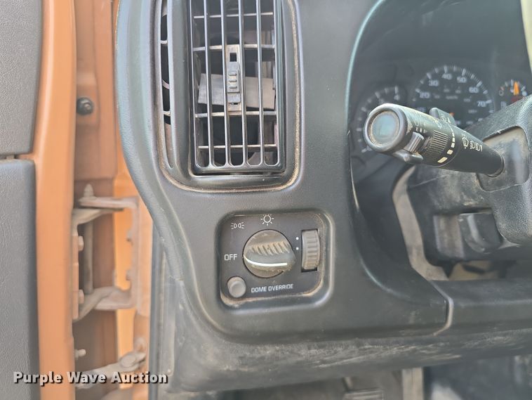 image for item DW3233 2004 GMC C6500 Crew Cab flatbed truck