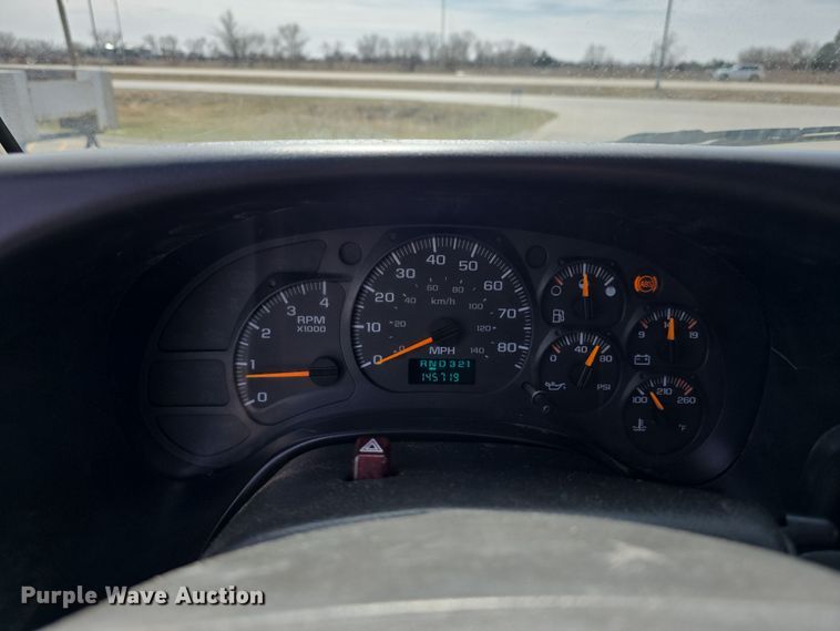 image for item DW3233 2004 GMC C6500 Crew Cab flatbed truck