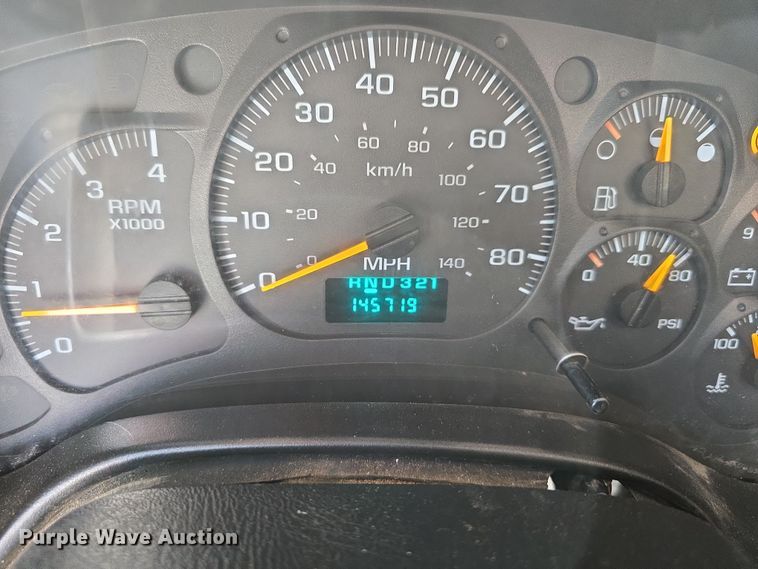 image for item DW3233 2004 GMC C6500 Crew Cab flatbed truck