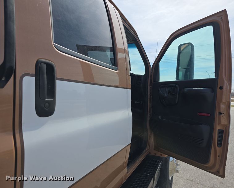 image for item DW3233 2004 GMC C6500 Crew Cab flatbed truck