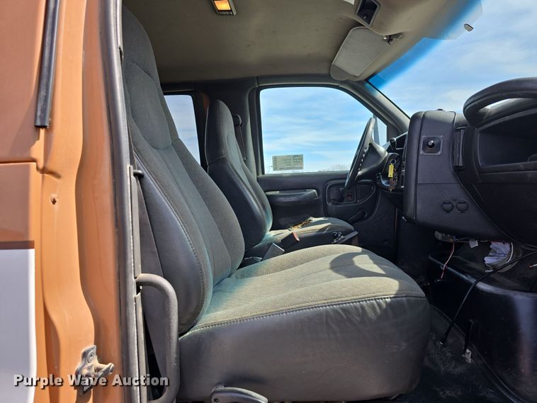 image for item DW3233 2004 GMC C6500 Crew Cab flatbed truck