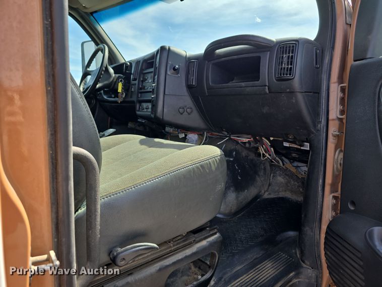 image for item DW3233 2004 GMC C6500 Crew Cab flatbed truck