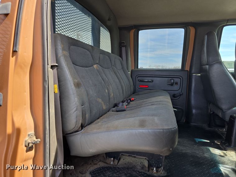 image for item DW3233 2004 GMC C6500 Crew Cab flatbed truck