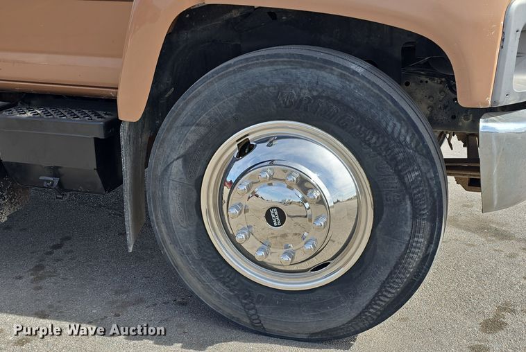 image for item DW3233 2004 GMC C6500 Crew Cab flatbed truck