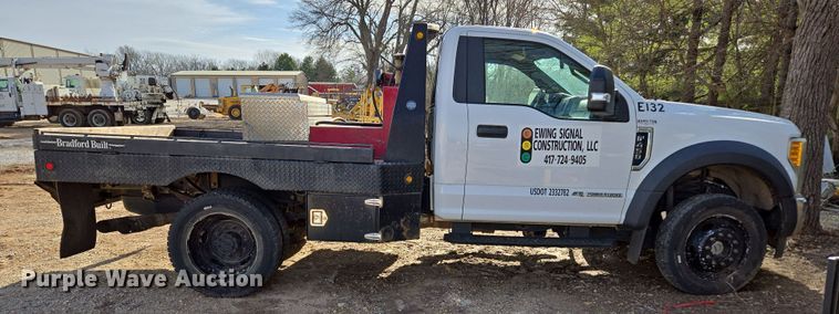 image for item DW3267 2017 Ford F450 Super Duty XL flatbed truck