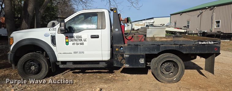 image for item DW3267 2017 Ford F450 Super Duty XL flatbed truck