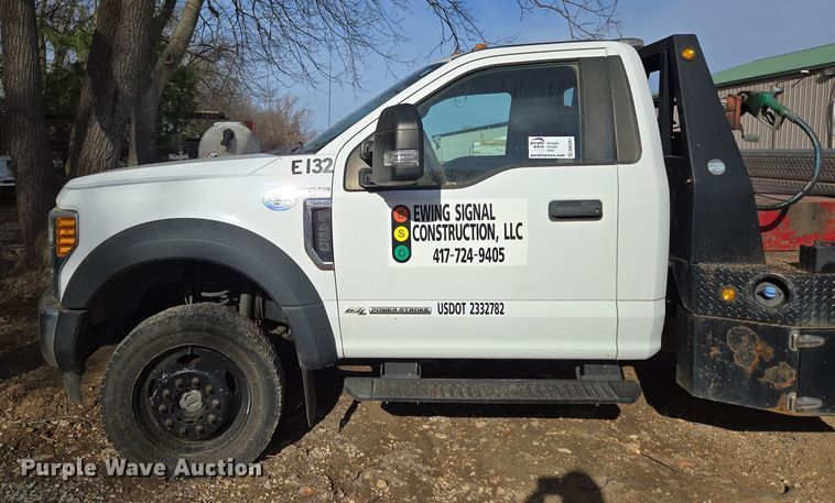 image for item DW3267 2017 Ford F450 Super Duty XL flatbed truck