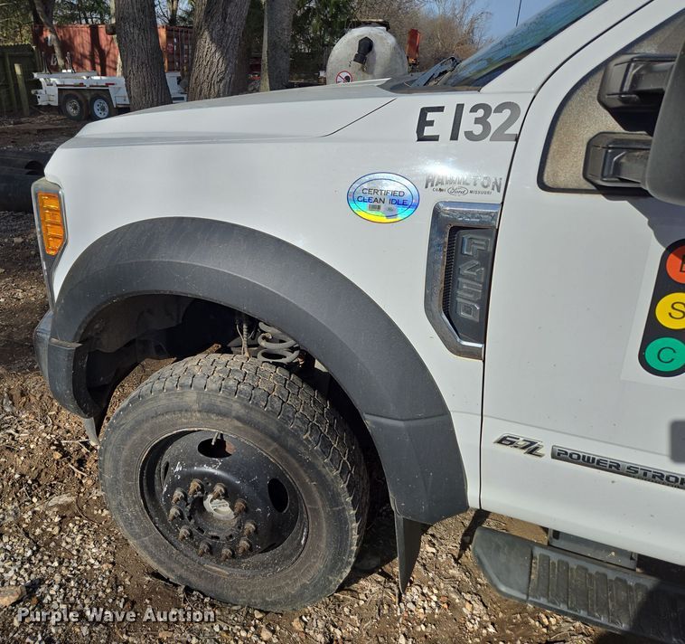 image for item DW3267 2017 Ford F450 Super Duty XL flatbed truck