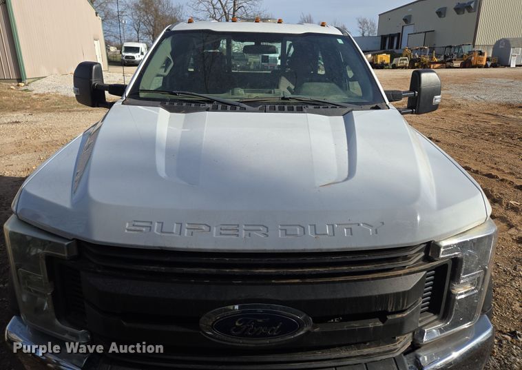 image for item DW3267 2017 Ford F450 Super Duty XL flatbed truck