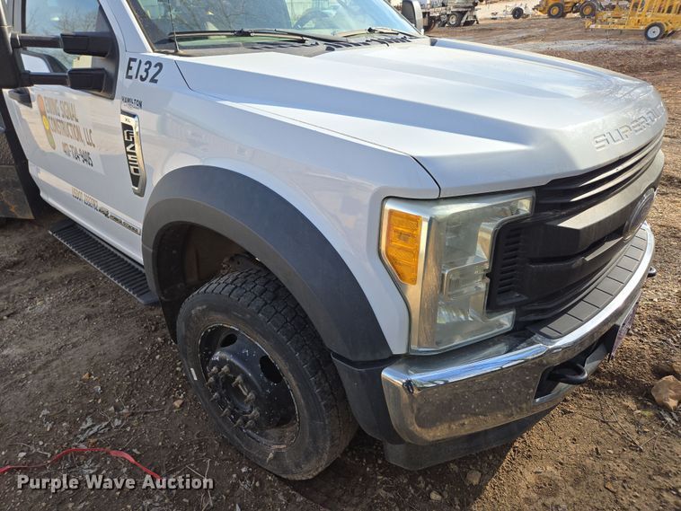 image for item DW3267 2017 Ford F450 Super Duty XL flatbed truck