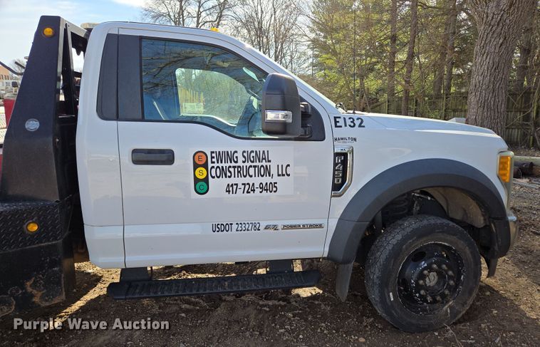 image for item DW3267 2017 Ford F450 Super Duty XL flatbed truck