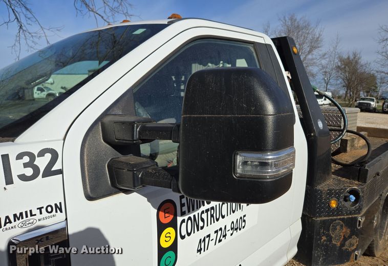 image for item DW3267 2017 Ford F450 Super Duty XL flatbed truck