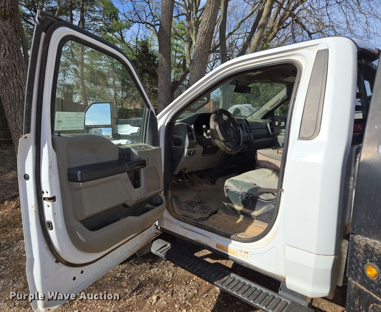 image for item DW3267 2017 Ford F450 Super Duty XL flatbed truck