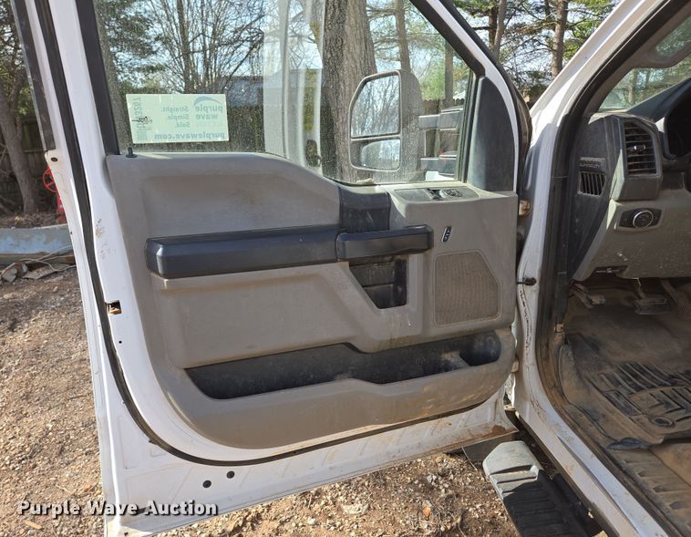 image for item DW3267 2017 Ford F450 Super Duty XL flatbed truck