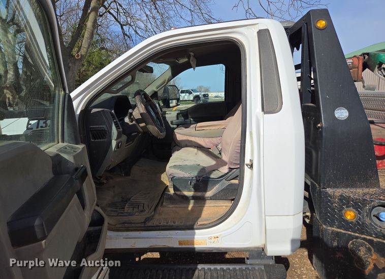 image for item DW3267 2017 Ford F450 Super Duty XL flatbed truck