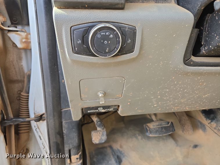 image for item DW3267 2017 Ford F450 Super Duty XL flatbed truck