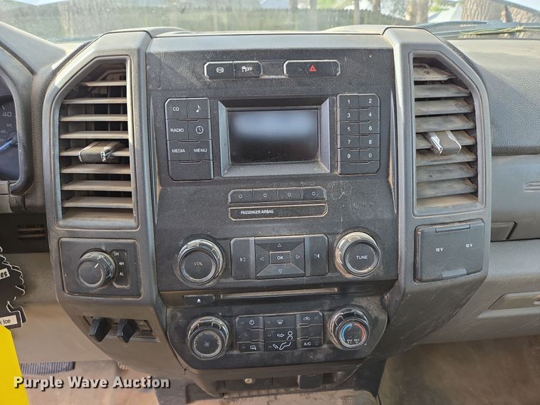 image for item DW3267 2017 Ford F450 Super Duty XL flatbed truck