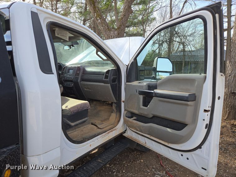 image for item DW3267 2017 Ford F450 Super Duty XL flatbed truck