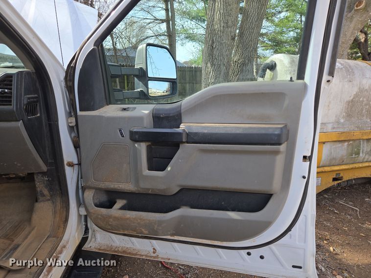 image for item DW3267 2017 Ford F450 Super Duty XL flatbed truck