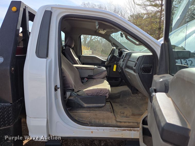 image for item DW3267 2017 Ford F450 Super Duty XL flatbed truck