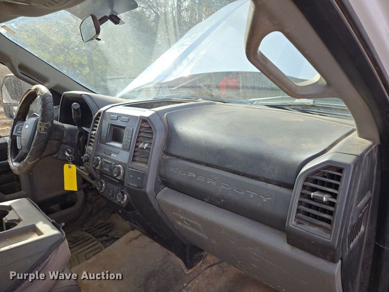 image for item DW3267 2017 Ford F450 Super Duty XL flatbed truck