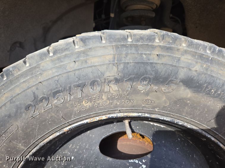 image for item DW3267 2017 Ford F450 Super Duty XL flatbed truck