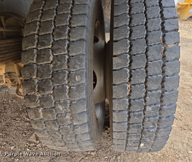 image for item DW3267 2017 Ford F450 Super Duty XL flatbed truck