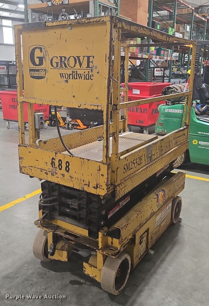 image for item DY6999 1998 Grove SM2532E scissor lift