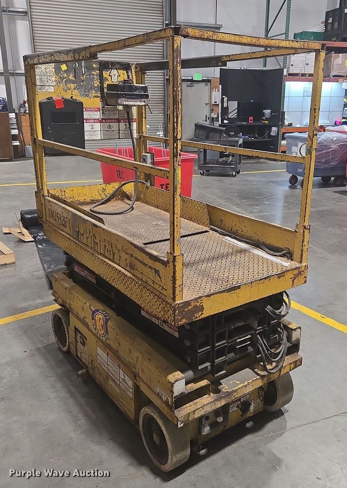 image for item DY6999 1998 Grove SM2532E scissor lift