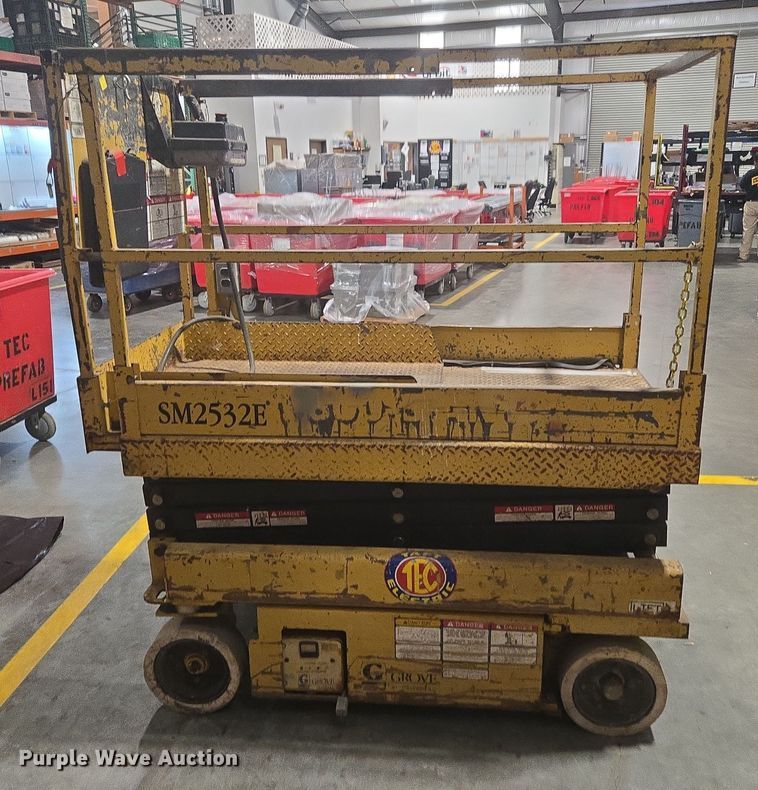 image for item DY6999 1998 Grove SM2532E scissor lift