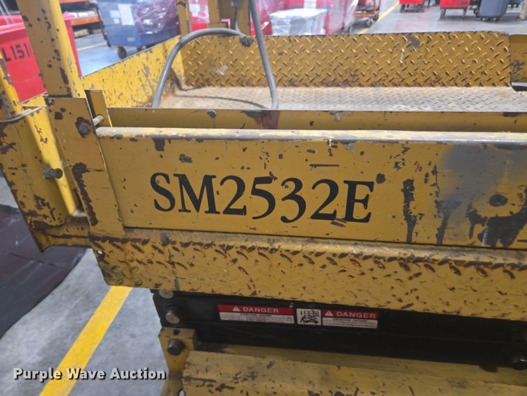 image for item DY6999 1998 Grove SM2532E scissor lift
