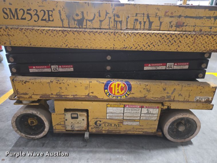 image for item DY6999 1998 Grove SM2532E scissor lift