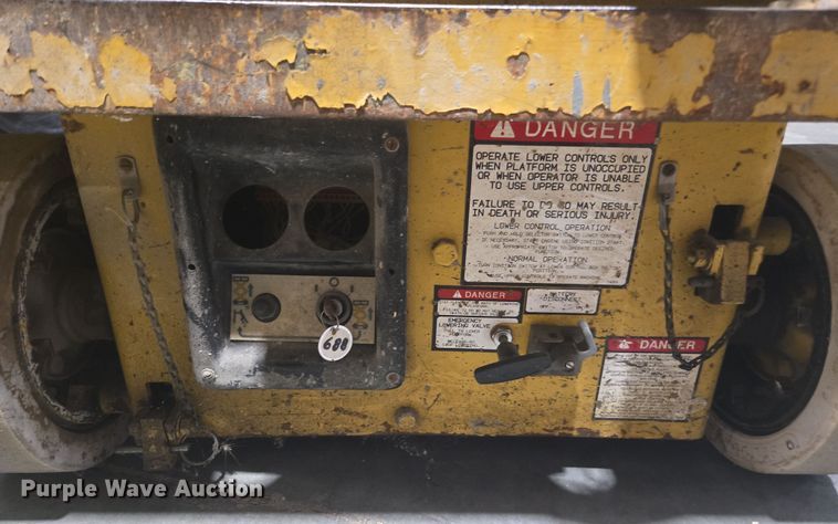 image for item DY6999 1998 Grove SM2532E scissor lift