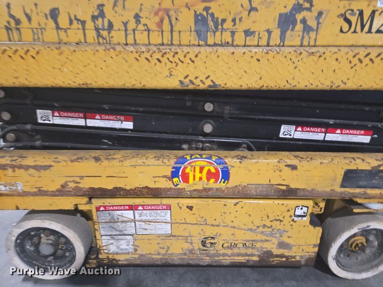 image for item DY6999 1998 Grove SM2532E scissor lift