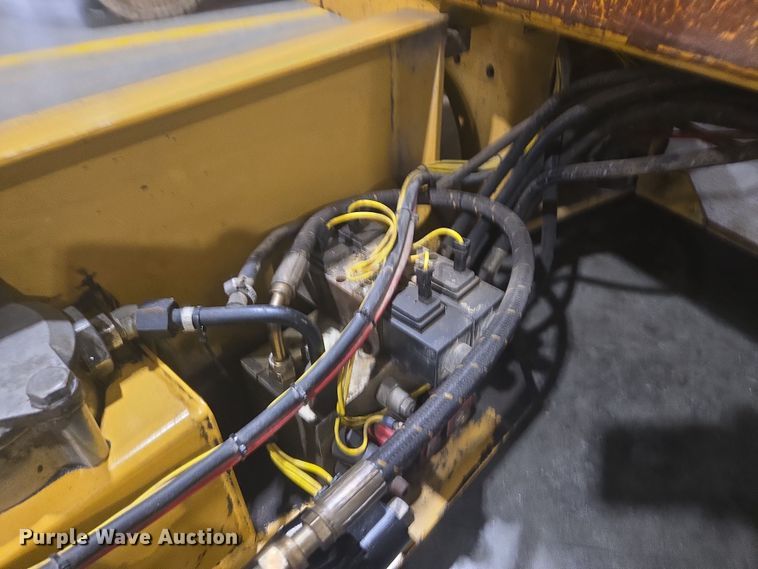 image for item DY6999 1998 Grove SM2532E scissor lift