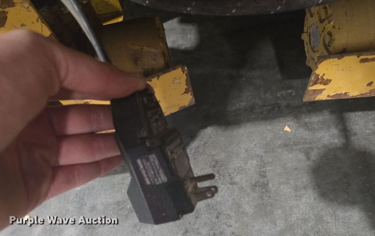 image for item DY6999 1998 Grove SM2532E scissor lift