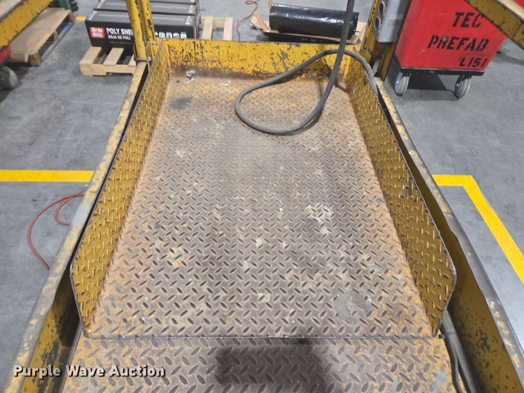 image for item DY6999 1998 Grove SM2532E scissor lift