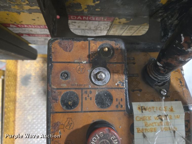 image for item DY6999 1998 Grove SM2532E scissor lift