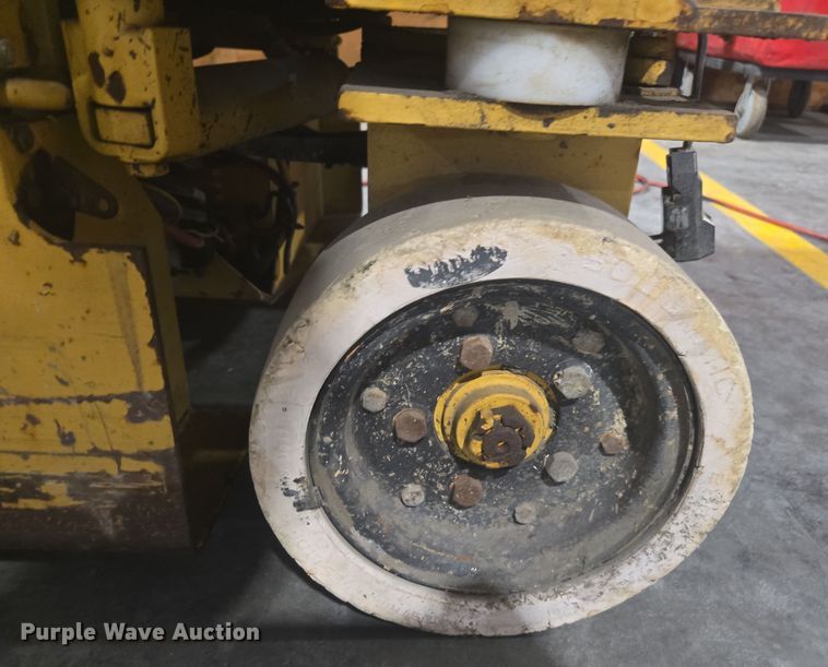 image for item DY6999 1998 Grove SM2532E scissor lift