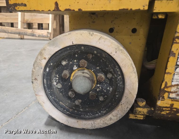 image for item DY6999 1998 Grove SM2532E scissor lift