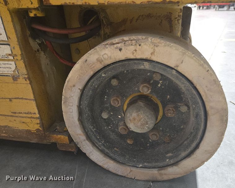 image for item DY6999 1998 Grove SM2532E scissor lift