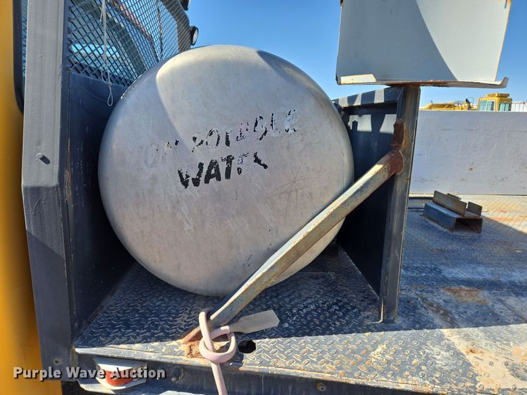 image for item EC0870 2001 Ford F450 Super Duty XL flatbed truck