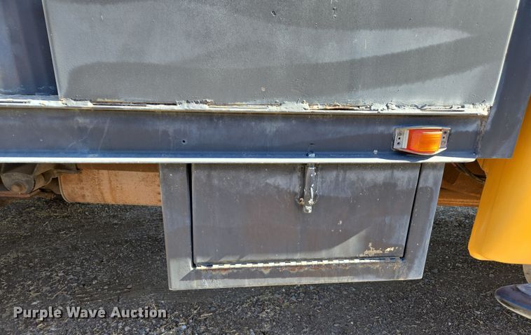 image for item EC0870 2001 Ford F450 Super Duty XL flatbed truck