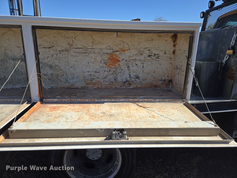 image for item EC0870 2001 Ford F450 Super Duty XL flatbed truck