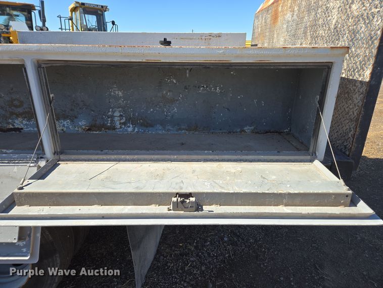 image for item EC0870 2001 Ford F450 Super Duty XL flatbed truck